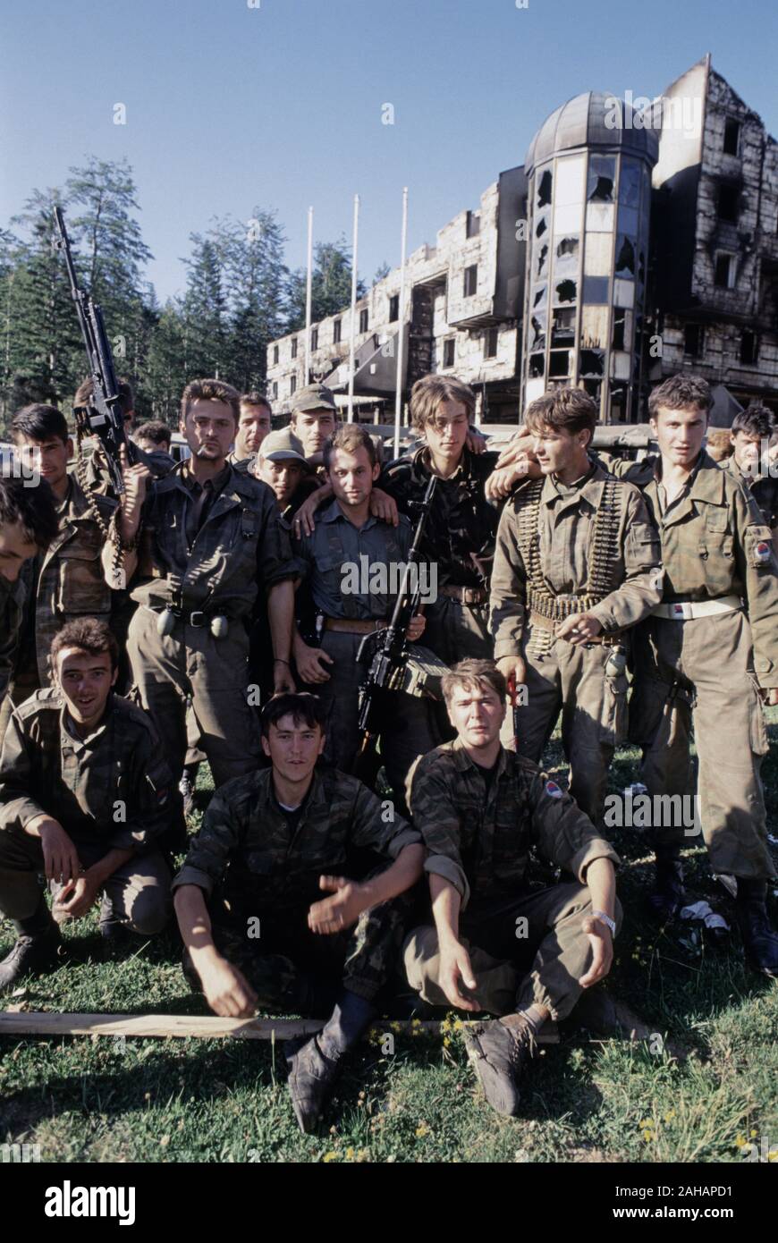 13. August 1993 während des Krieges in Bosnien: siegreiche BSA (bosnisch-serbischen) Soldaten posieren vor dem ausgebrannten Hotel Famos (heute das Hotel Maršal) auf Bjelašnica Berg. Stockfoto