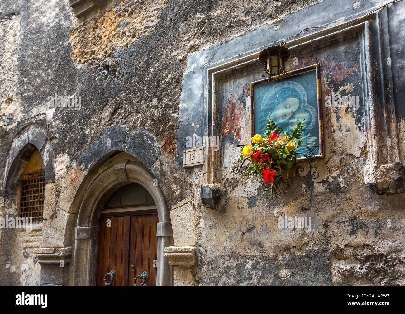 Enge Gasse mit alten Häusern im Zentrum von Sulmona. Abruzzen, Italien, Europa Stockfoto