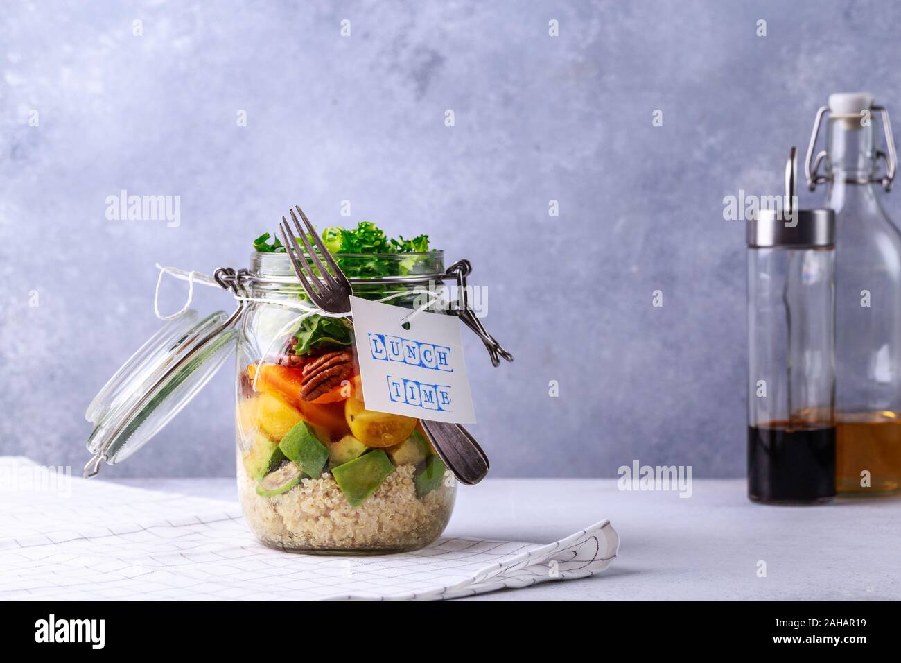 Hausgemachten Salat im Glas Glas mit Quinoa und Gemüse mit Label Mittagessen Zeit kein Plastik, und nehmen Sie den Begriff Stockfoto