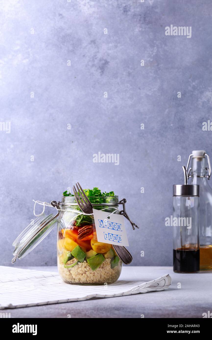 Hausgemachten Salat im Glas Glas mit Quinoa und Gemüse mit Label Mittagessen Zeit kein Plastik, und nehmen Sie den Begriff Stockfoto