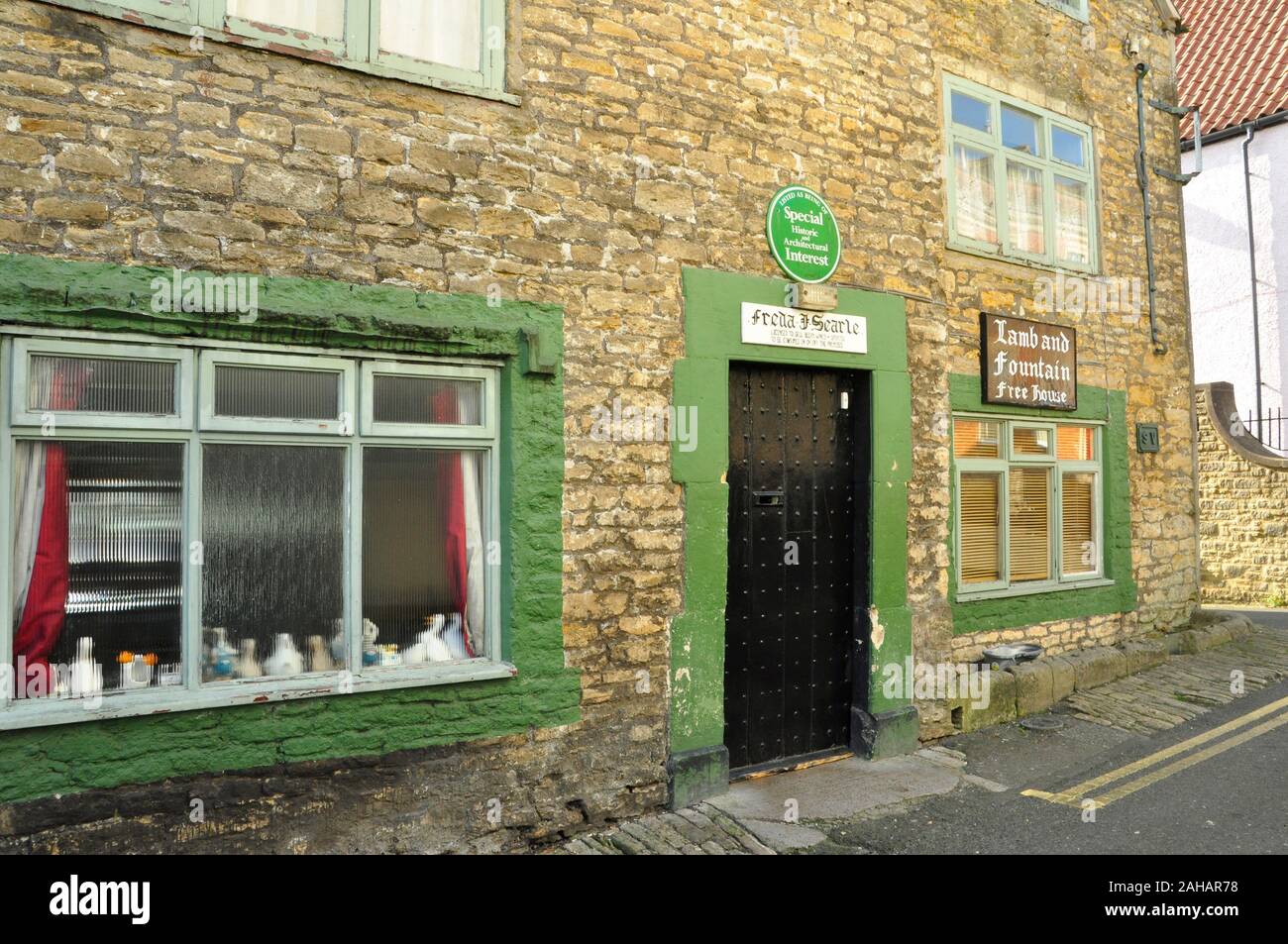 Das Lamm und Brunnen in der Castle Street, Frome, Somerset. Dieses denkmalgeschützten Pub ist einer der ältesten der Stadt und hat eine einzigartige Interi Stockfoto
