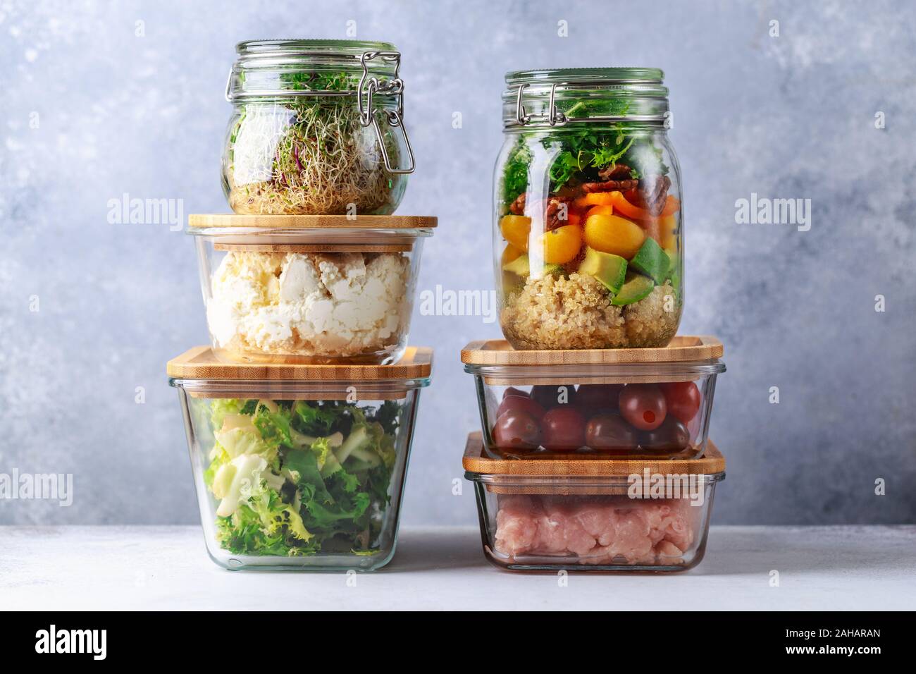 Glas Schachteln und Dosen mit frischen Lebensmitteln kühlschrank Storage Konzept dekantieren Stockfoto