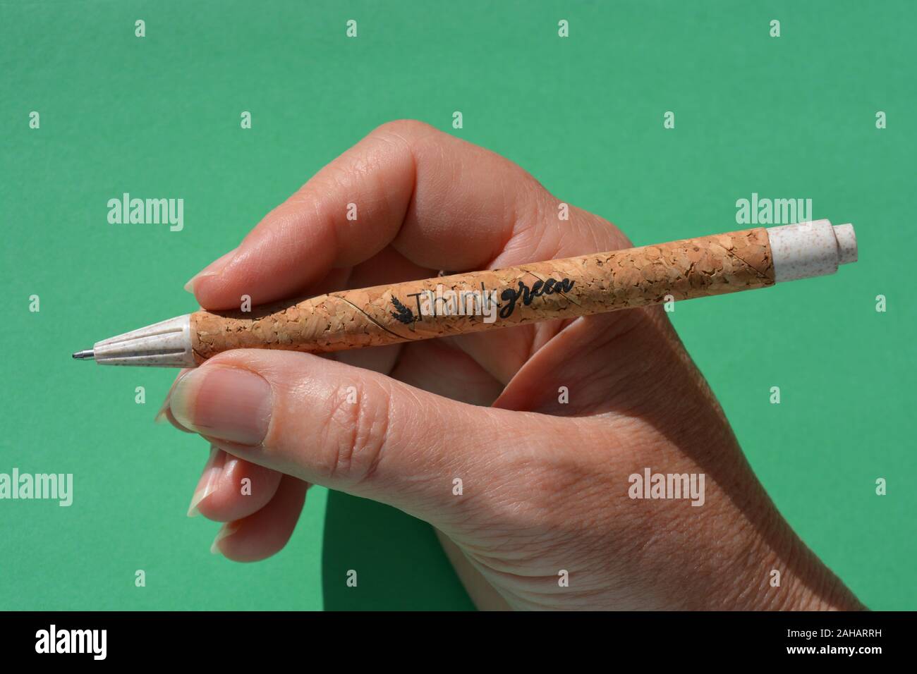 Grün zu denken. Slogan auf Stift in Ale-Hop Geschenk Shop gekauft, von nachhaltigen natürlichen Kork und recyceltem Kunststoff. Stockfoto