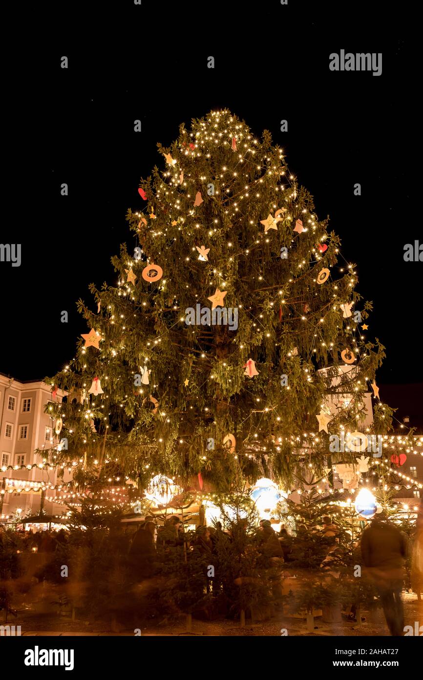 SALZBURG, Österreich - Dez 2019. Weihnachtsmarkt und Weihnachtsbaum in der Nacht bei den Salzburger in der Domplatz, Altstadt, Salzburg, Österreich, Euro Stockfoto