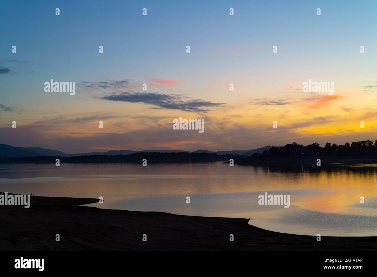 Himmel nach Sonnenuntergang am Lake Hume während der Dürre. Stockfoto