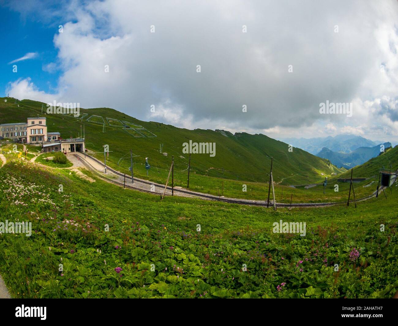 Sommer Landschaft des Rochers-de-Naye Bahnhof Stockfoto