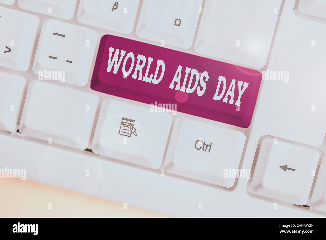Wort schreiben Text Welt-AIDS-Tag. Business foto Präsentation 1. Dezember, um das Bewusstsein für die AIDS Weiß pc-Tastatur mit leeren Hinweis gewidmet Stockfoto