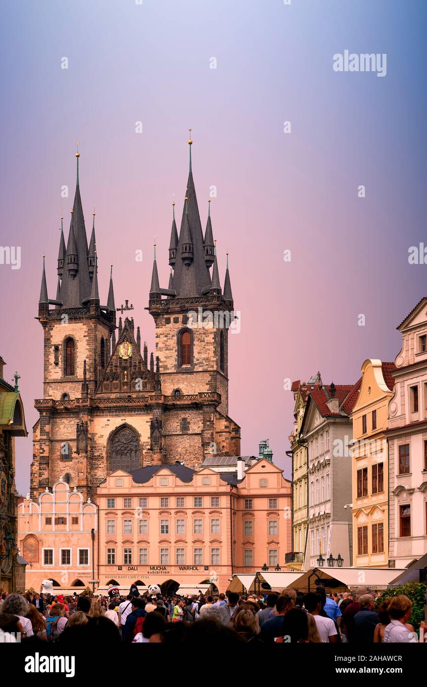In Prag in der Tschechischen Republik. Blick auf die Altstadt bei Sonnenuntergang. Stockfoto
