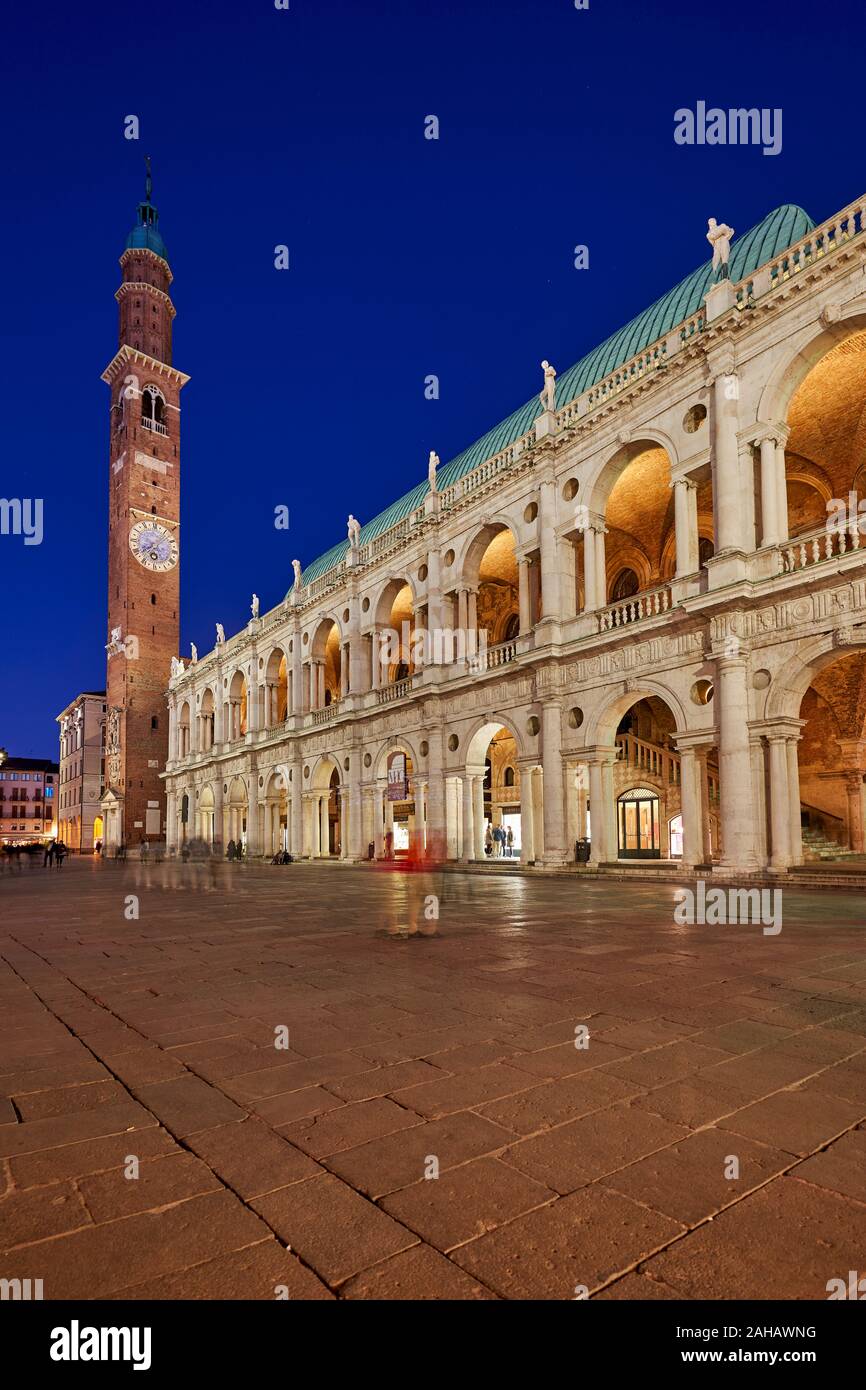 Vicenza, Venetien, Italien. Die Basilika Palladiana ist ein Renaissance-gebäude in der zentralen Piazza dei Signori in Vicenza. Die Loggia zeigt eines der fi Stockfoto