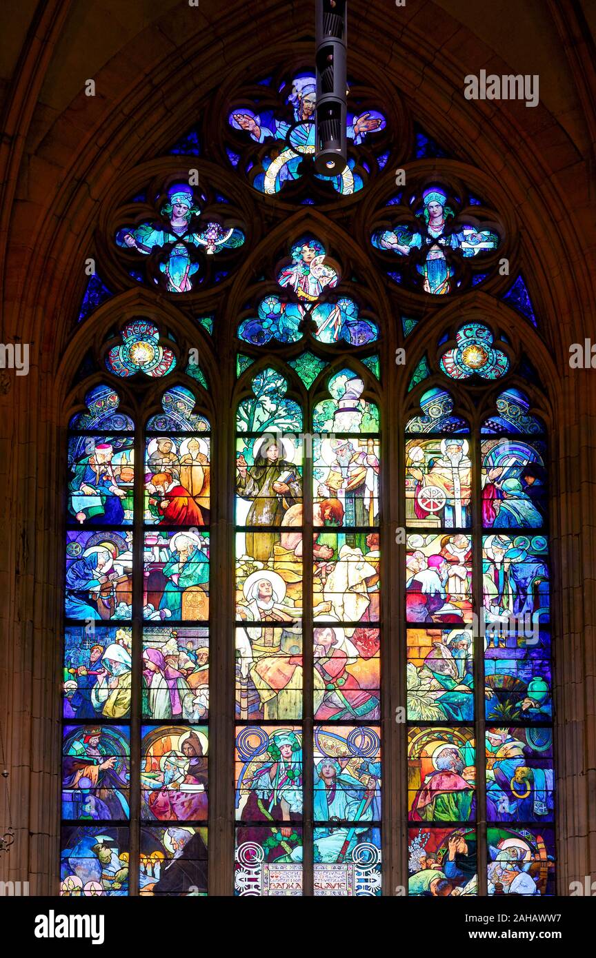 In Prag in der Tschechischen Republik. Glasmalerei in St. Vitus Kathedrale Stockfoto