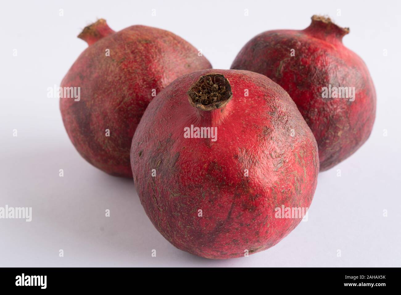 Granatapfel isoliert auf weißem Hintergrund. Freistellungspfaden. Volle Tiefenschärfe Stockfoto
