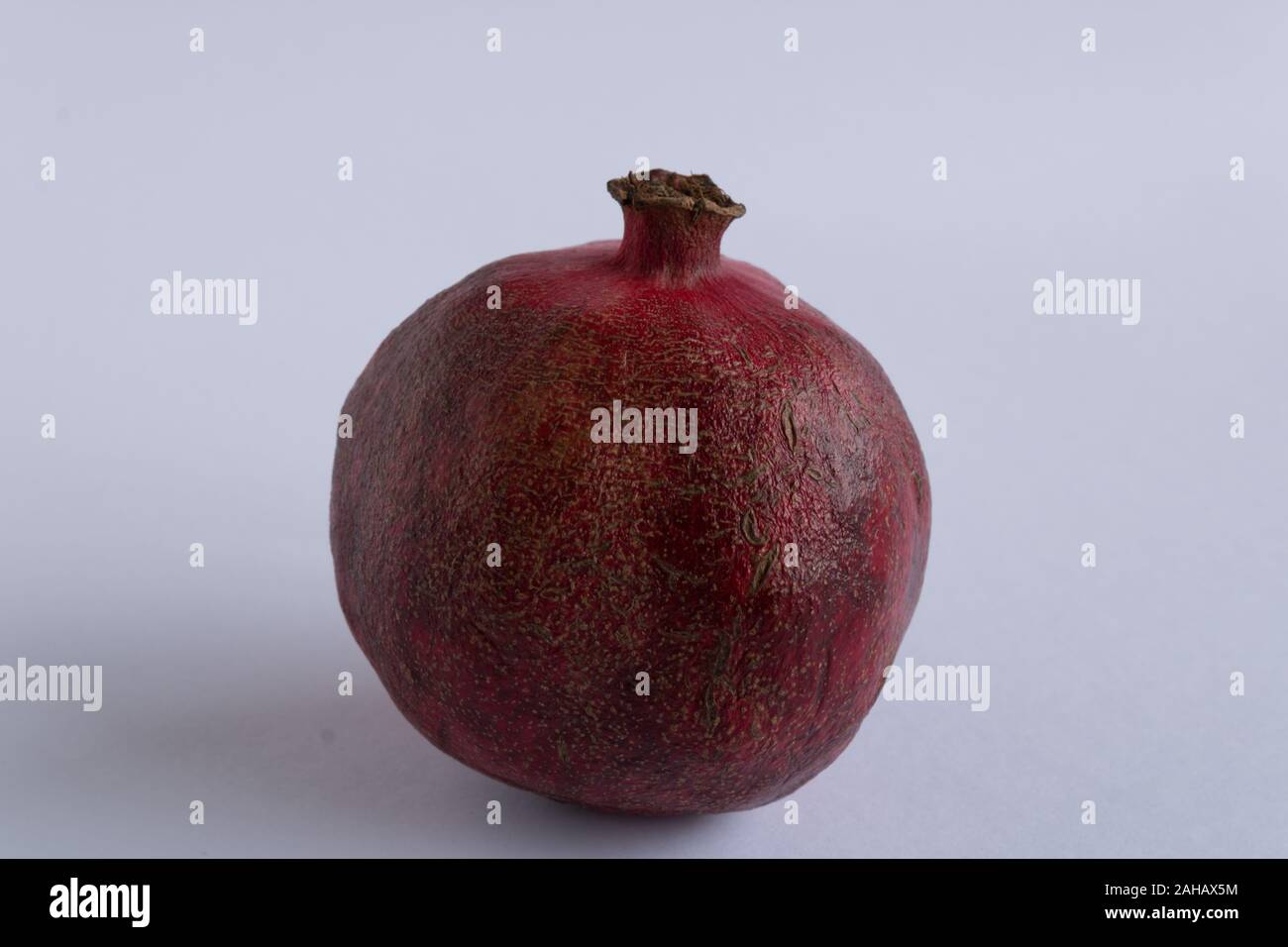 Granatapfel isoliert auf weißem Hintergrund. Freistellungspfaden. Volle Tiefenschärfe Stockfoto