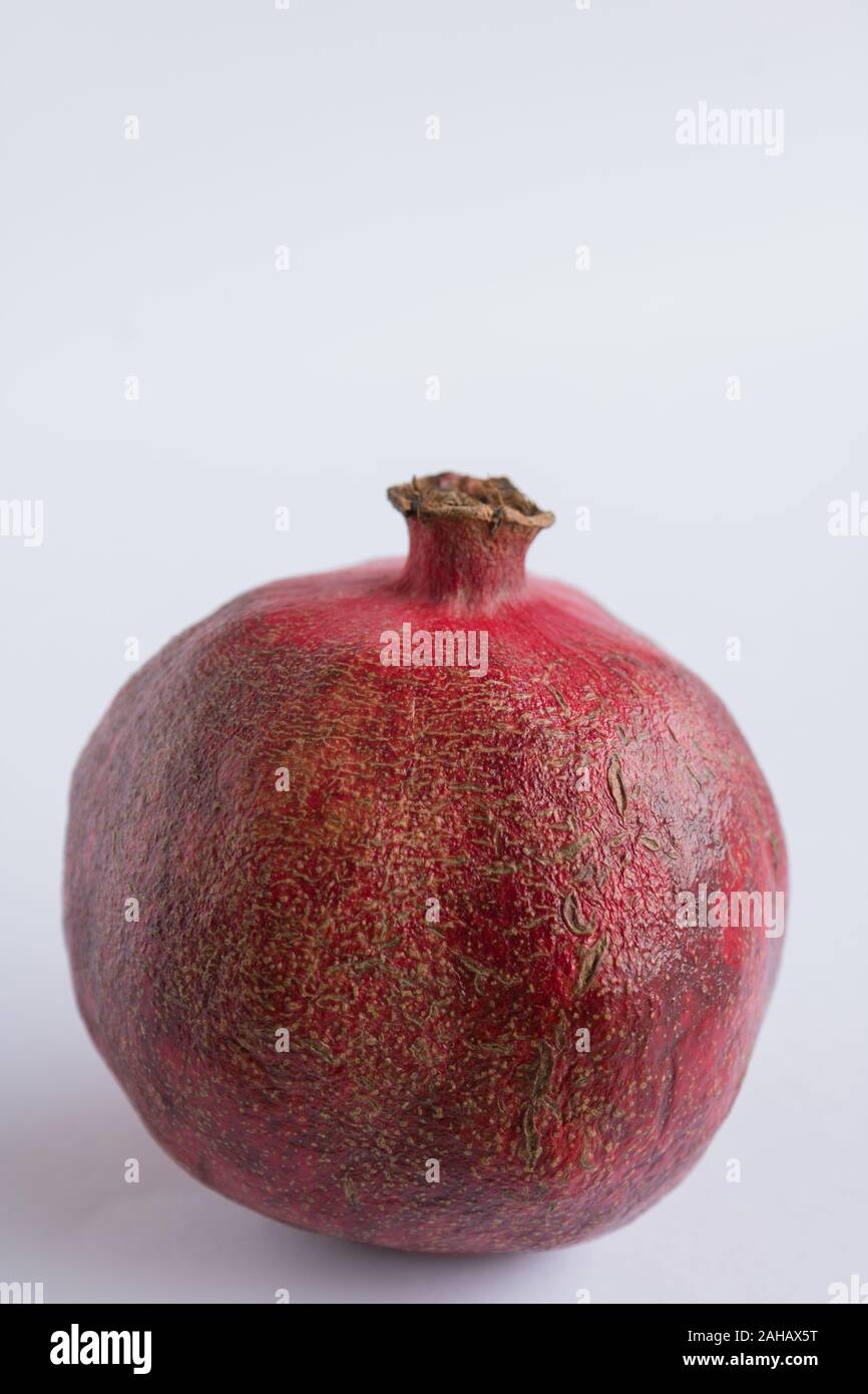 Granatapfel isoliert auf weißem Hintergrund. Freistellungspfaden. Volle Tiefenschärfe Stockfoto