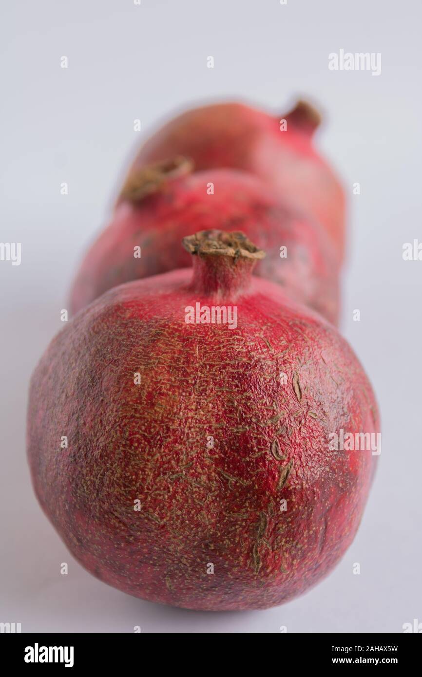 Granatapfel isoliert auf weißem Hintergrund. Freistellungspfaden. Volle Tiefenschärfe Stockfoto