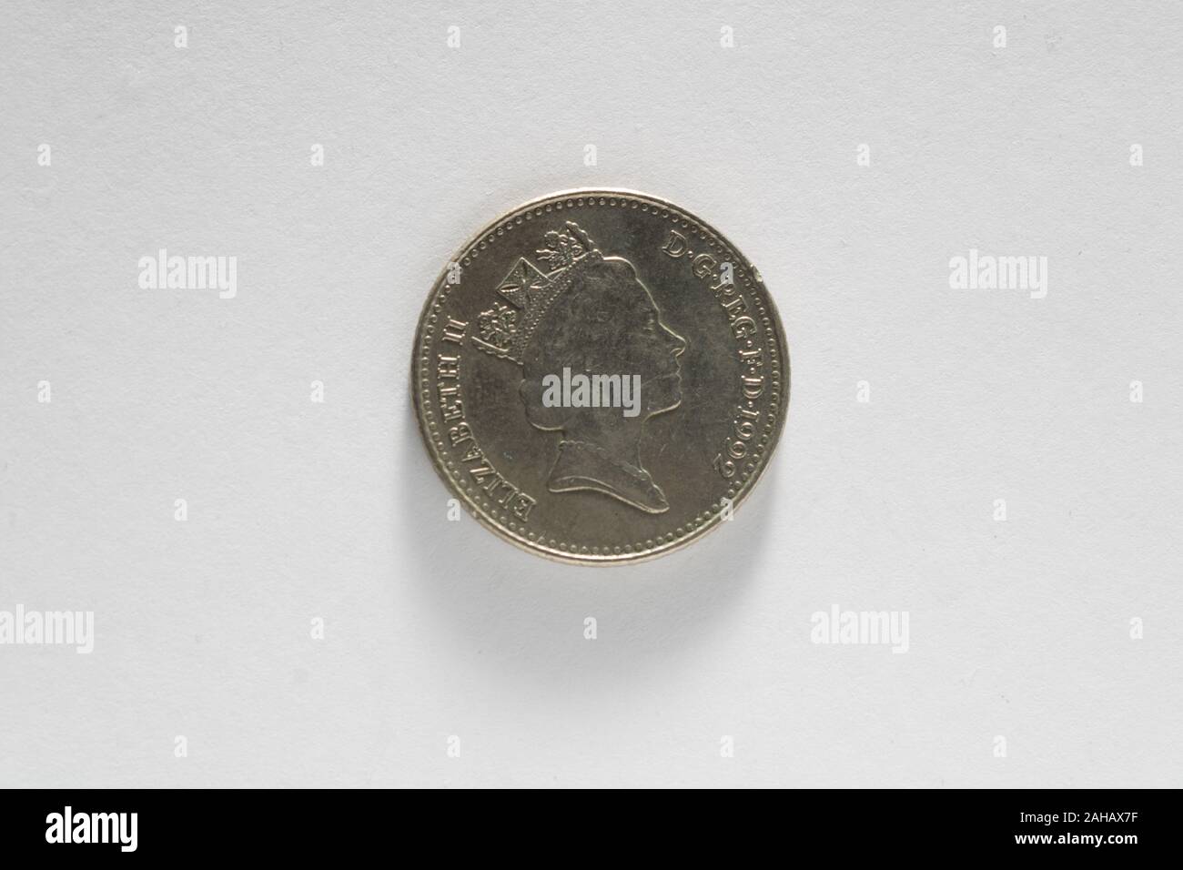 10 Pence-Münze, die auf einem weißen Hintergrund isoliert Stockfoto