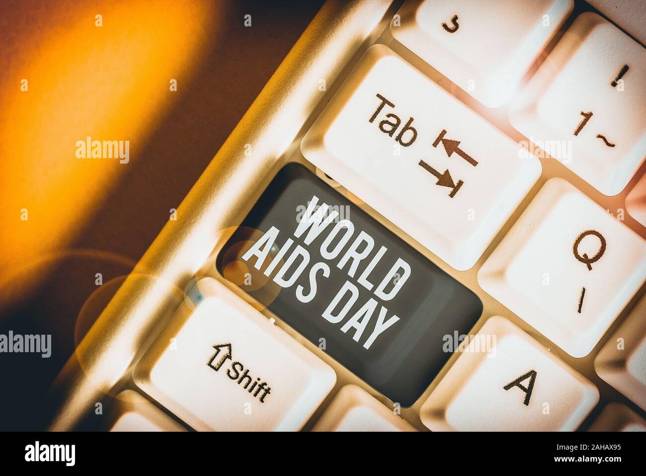 Konzeptionelle Hand schreiben, Welt-AIDS-Tag. Begriff Sinne 1. Dezember, um das Bewusstsein für die AIDS Weiß pc-Tastatur mit Hinweis pa eingeweiht Stockfoto