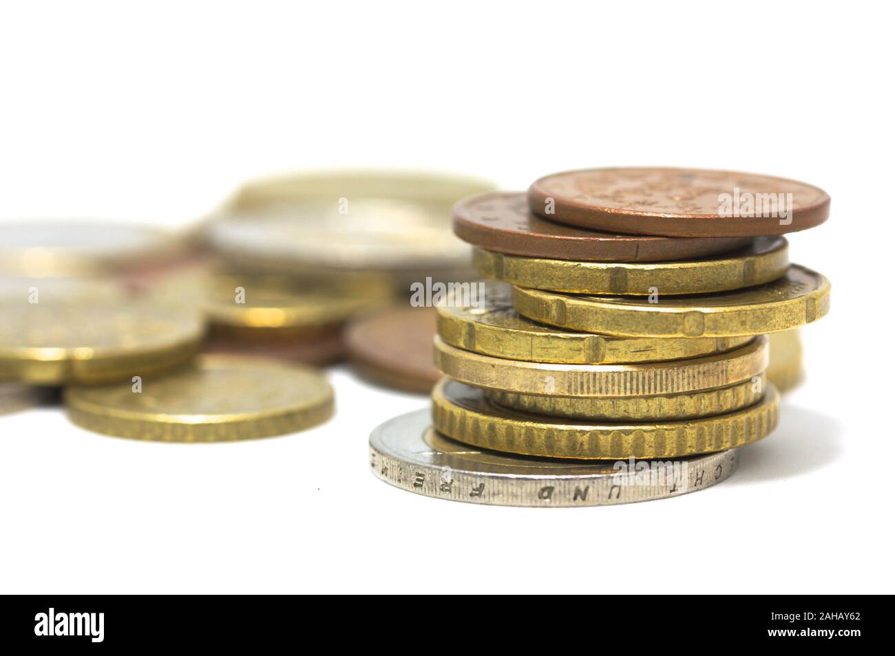 Nahaufnahme von einem Stapel von Euro-münzen ohne Auftrag auf einem weißen Tisch gestapelt Stockfoto