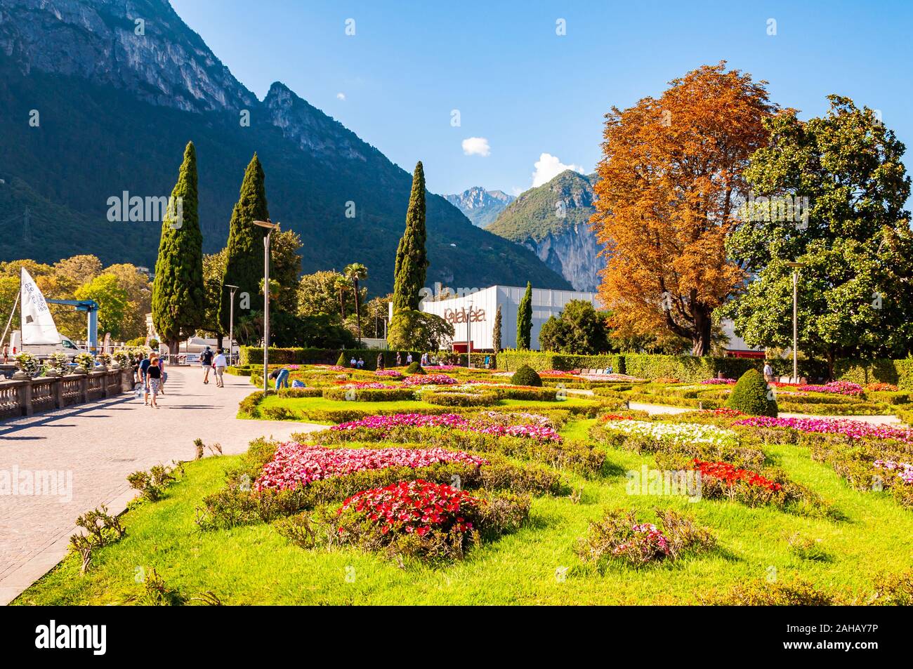 Riva del Garda, Lombardei, Italien - 12 September 2019: Leute, Garda See promenade voll von gemütlichen Gassen mit wachsenden und blühenden Pflanzen und Stockfoto