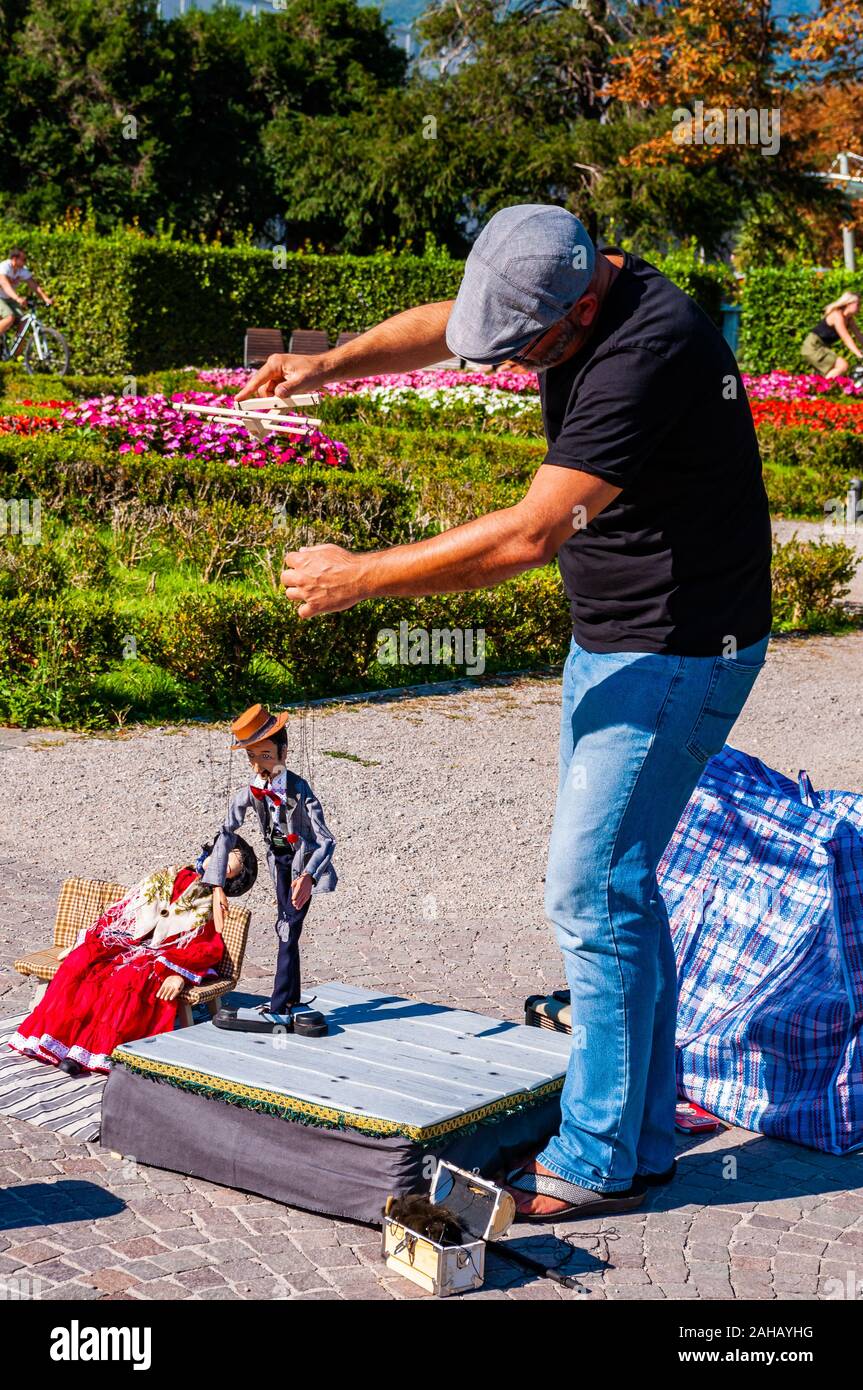 Riva del Garda, Lombardei, Italien - 12 September, 2019: Die Künstlerin Puppenspieler mit seiner Puppe an der Promenade von Garda See in Riva del Garda Stadt Stockfoto