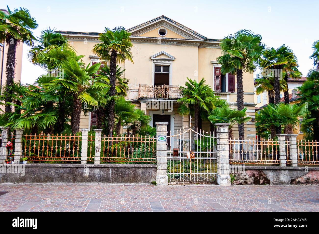 Verlassen zwei Etagen klassische italienische Haus mit Palmen im Garten