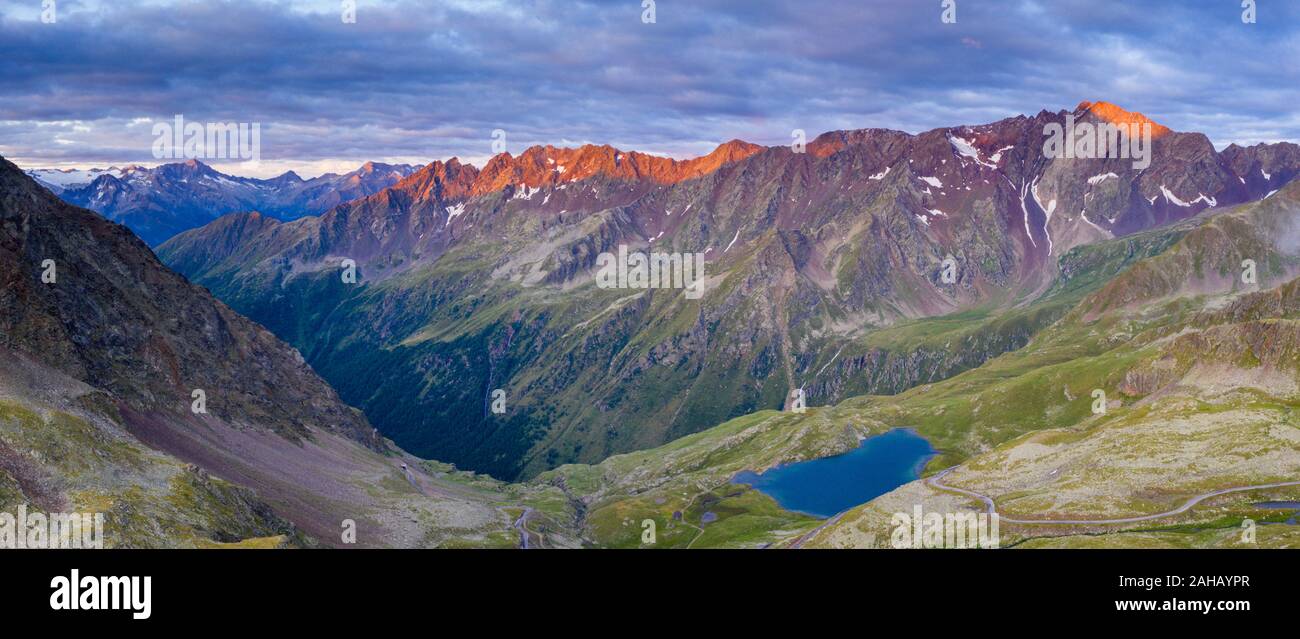 Wolken bei Dämmerung über Cima di Pietrarossa und Lago Nero, Luftaufnahme, Gavia Pass, Valcamonica, Lombardei, Italien Stockfoto