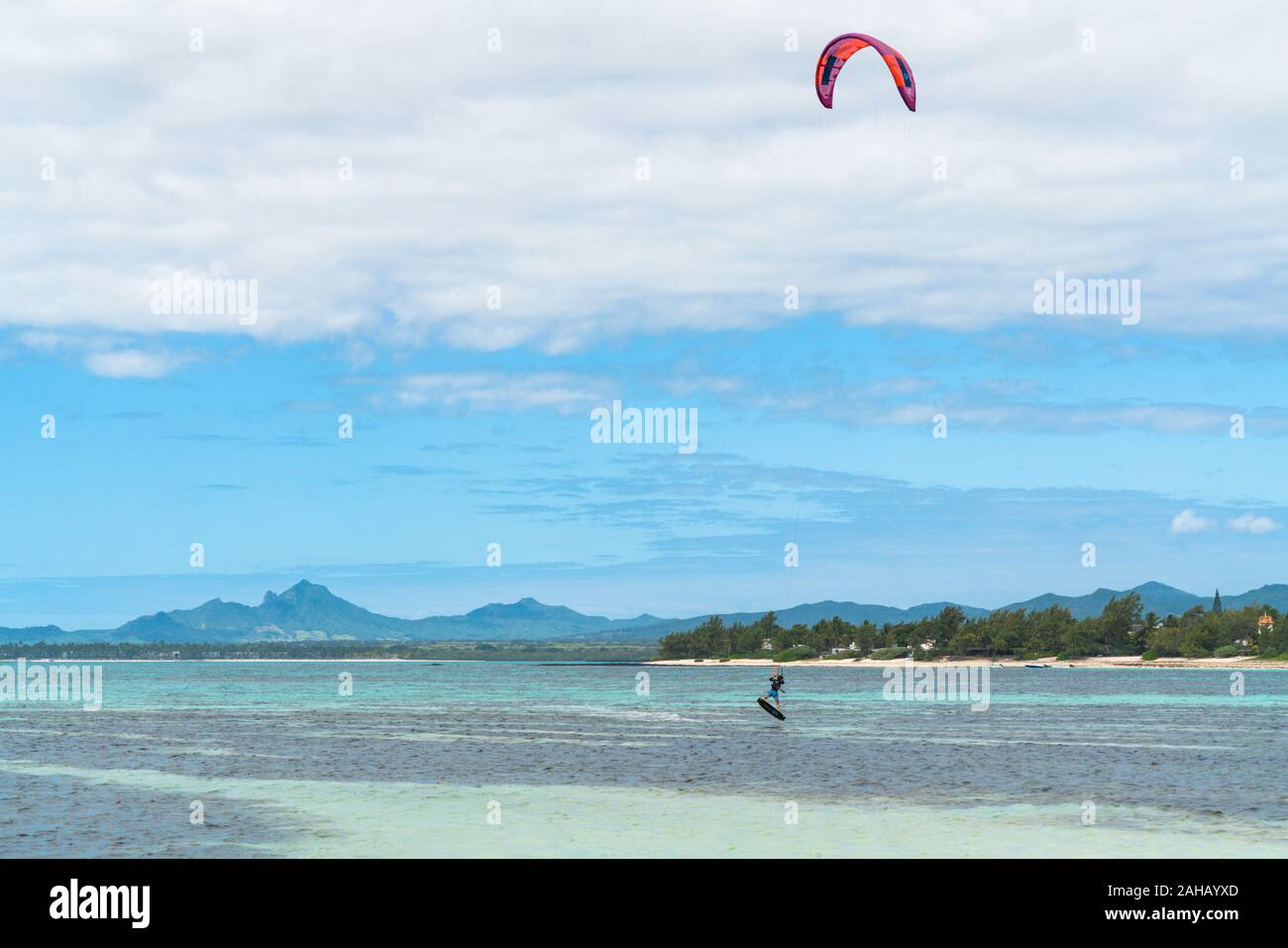 Athletische Kitesurfer fliegen Mitte Luft über Wellen, Poste Lafayette, Indischer Ozean, Ostküste, Mauritius Stockfoto