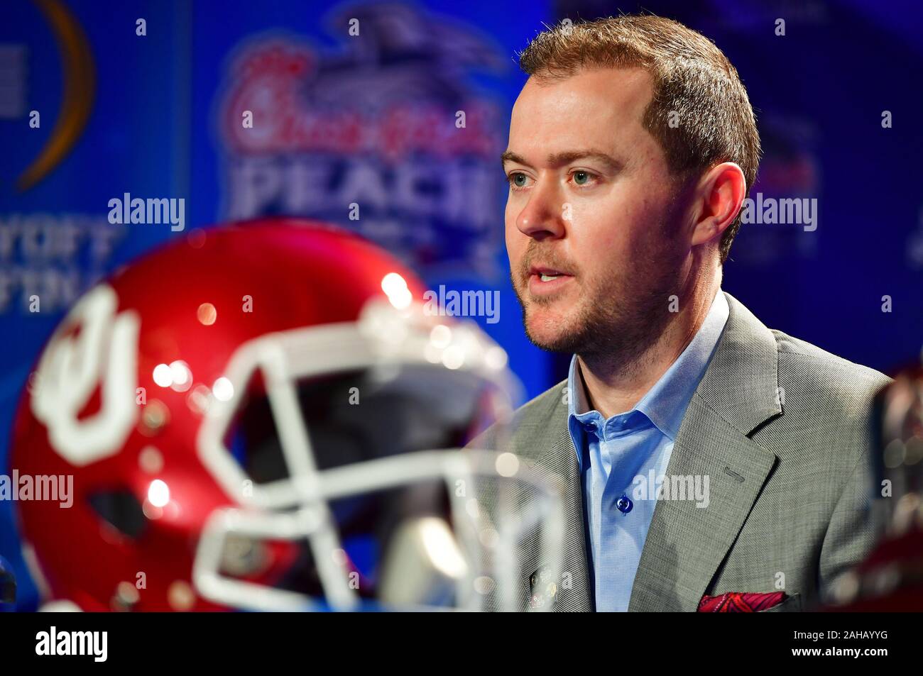 Atlanta, USA. 27 Dez, 2019. Oklahoma Sooners Haupttrainer Lincoln Riley beantwortet Fragen während einer Pfirsich-schüssel Joint Head Coaches Nachrichten Konferenz mit LSU Tiger Kopf Trainer ED Orgeron in Atlanta, am Freitag, den 27. Dezember 2019. LSU Gesichter Oklahoma im Küken-fil-ein Pfirsich-schüssel Halbfinale NCAA Football Spiel Dezember 28. Foto von David Tulis/UPI Quelle: UPI/Alamy leben Nachrichten Stockfoto