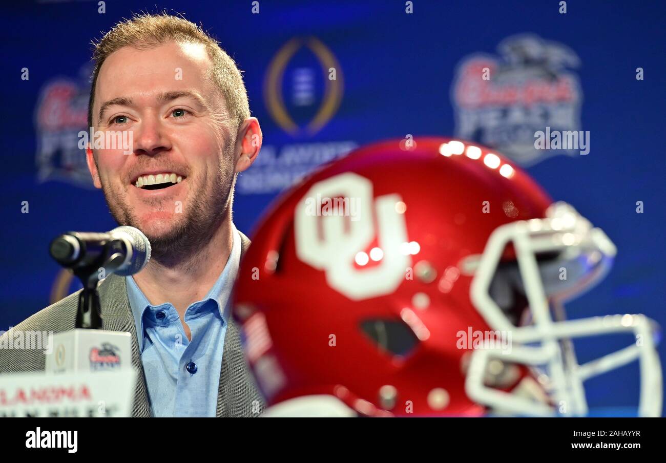 Atlanta, USA. 27 Dez, 2019. Oklahoma Sooners Haupttrainer Lincoln Riley beantwortet Fragen während einer Pfirsich-schüssel Joint Head Coaches Nachrichten Konferenz mit LSU Tiger Kopf Trainer ED Orgeron in Atlanta, am Freitag, den 27. Dezember 2019. LSU Gesichter Oklahoma im Küken-fil-ein Pfirsich-schüssel Halbfinale NCAA Football Spiel Dezember 28. Foto von David Tulis/UPI Quelle: UPI/Alamy leben Nachrichten Stockfoto