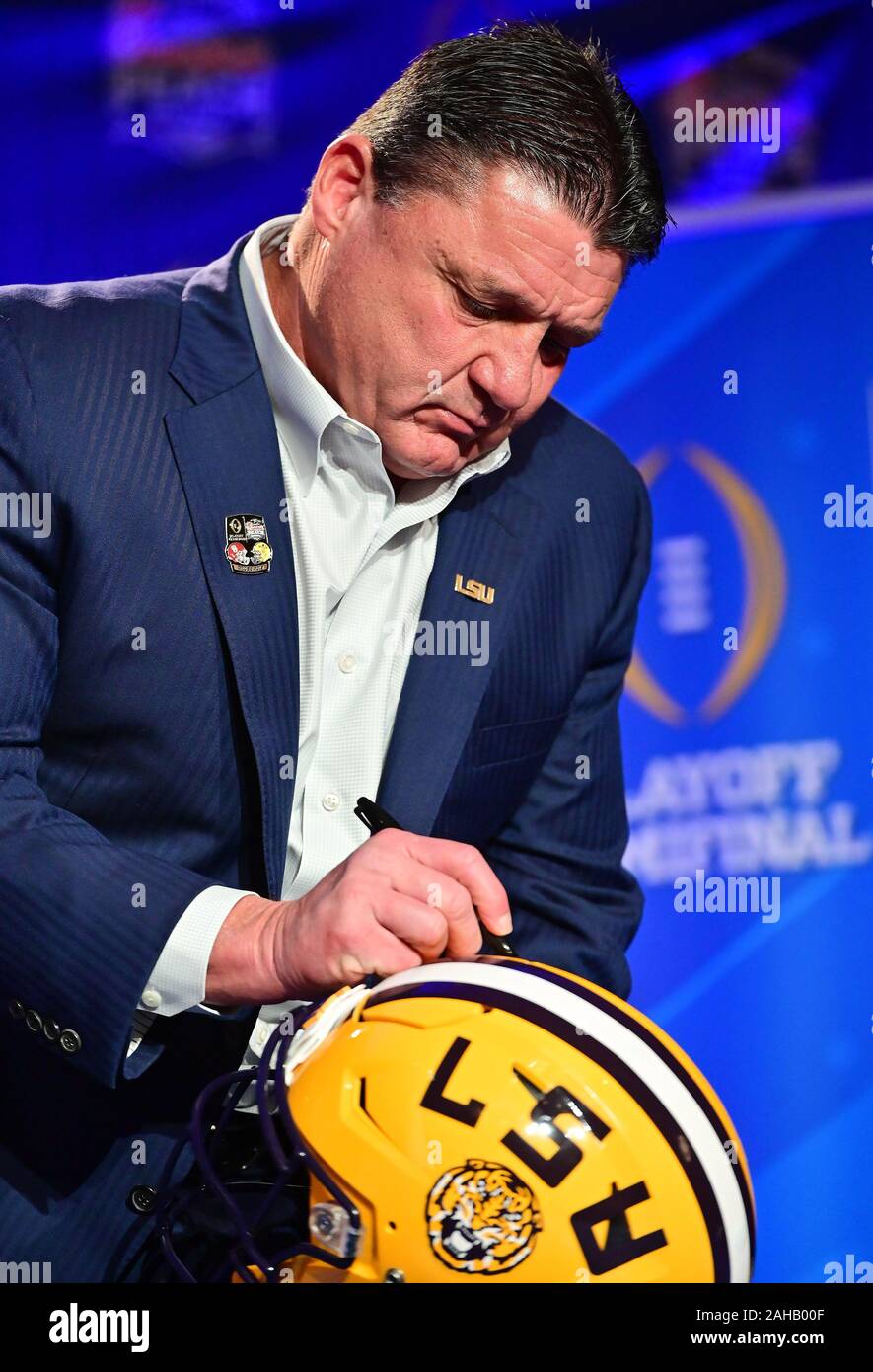 Atlanta, USA. 27 Dez, 2019. LSU Tiger Kopf Trainer ED Orgeron Autogramme ein Helm während einer Pfirsich-schüssel Joint Head Coaches Nachrichten Konferenz mit Oklahoma Sooners Haupttrainer Lincoln Riley in Atlanta, am Freitag, den 27. Dezember 2019. LSU Gesichter Oklahoma im Küken-fil-ein Pfirsich-schüssel Halbfinale NCAA Football Spiel Dezember 28. Foto von David Tulis/UPI Quelle: UPI/Alamy leben Nachrichten Stockfoto