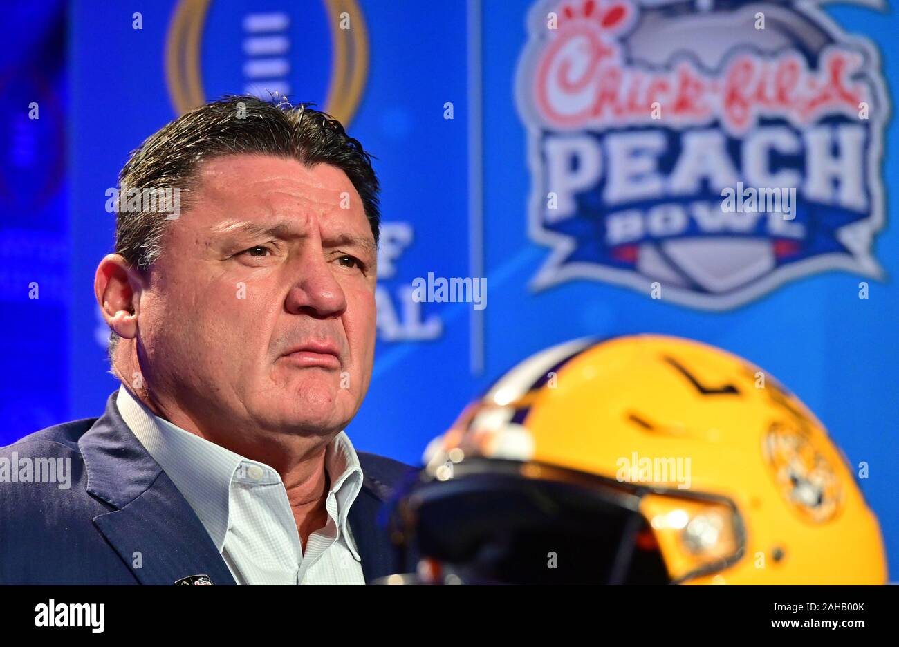 Atlanta, USA. 27 Dez, 2019. LSU Tiger Kopf Trainer ED Orgeron beantwortet Fragen während einer Pfirsich-schüssel Joint Head Coaches Nachrichten Konferenz mit Oklahoma Sooners Haupttrainer Lincoln Riley in Atlanta, am Freitag, den 27. Dezember 2019. LSU Gesichter Oklahoma im Küken-fil-ein Pfirsich-schüssel Halbfinale NCAA Football Spiel Dezember 28. Foto von David Tulis/UPI Quelle: UPI/Alamy leben Nachrichten Stockfoto