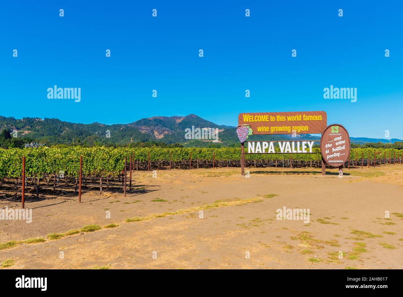 Nach Napa Valley Zeichen in Napa, Kalifornien, USA Willkommen. Napa County ist berühmt für seine regionalen Wein Industrie bekannt. Stockfoto