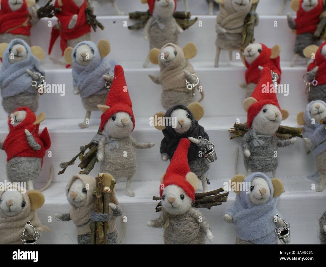 Das Symbol für das neue Jahr 2020 ist eine Ratte, kleine Ratte Geschenke. Neues Jahr Konzept Stockfoto