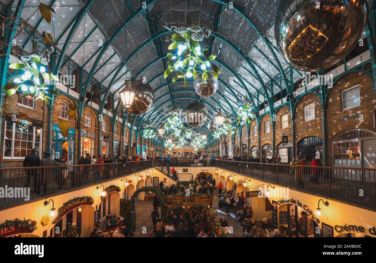 LONDON, UK - Dezember 2019: Weihnachtsschmuck am Covent Garden in London am 23.Dezember, 2019. Stockfoto