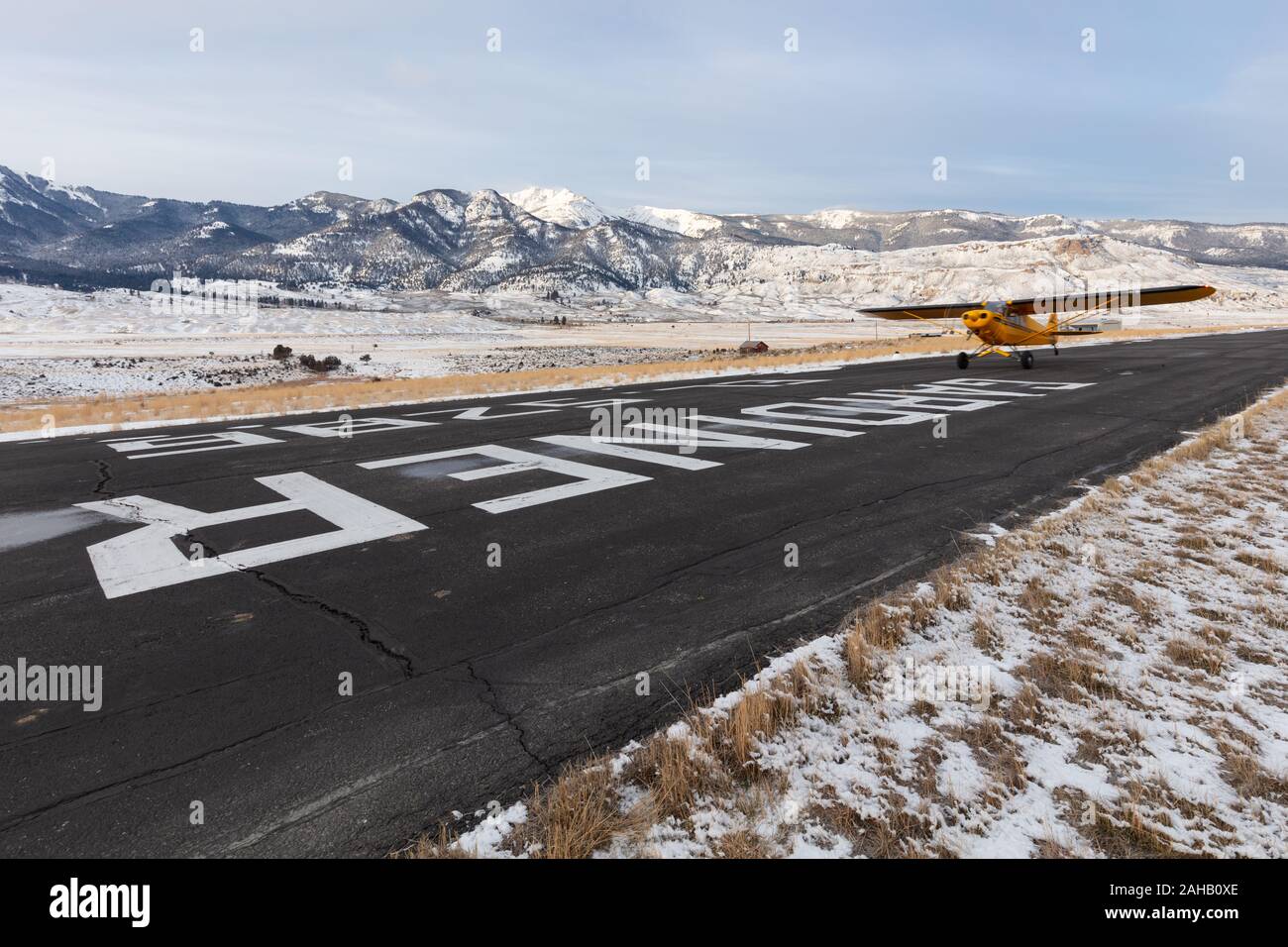 Biologen mit der Park Service Wolf Studie Crew weg in einer Piper Super Cub Flugzeug eine Antenne Umfrage des Wolf Packs im Yellowstone Nationalpark Yellowstone, Wyoming durchzuführen. Stockfoto