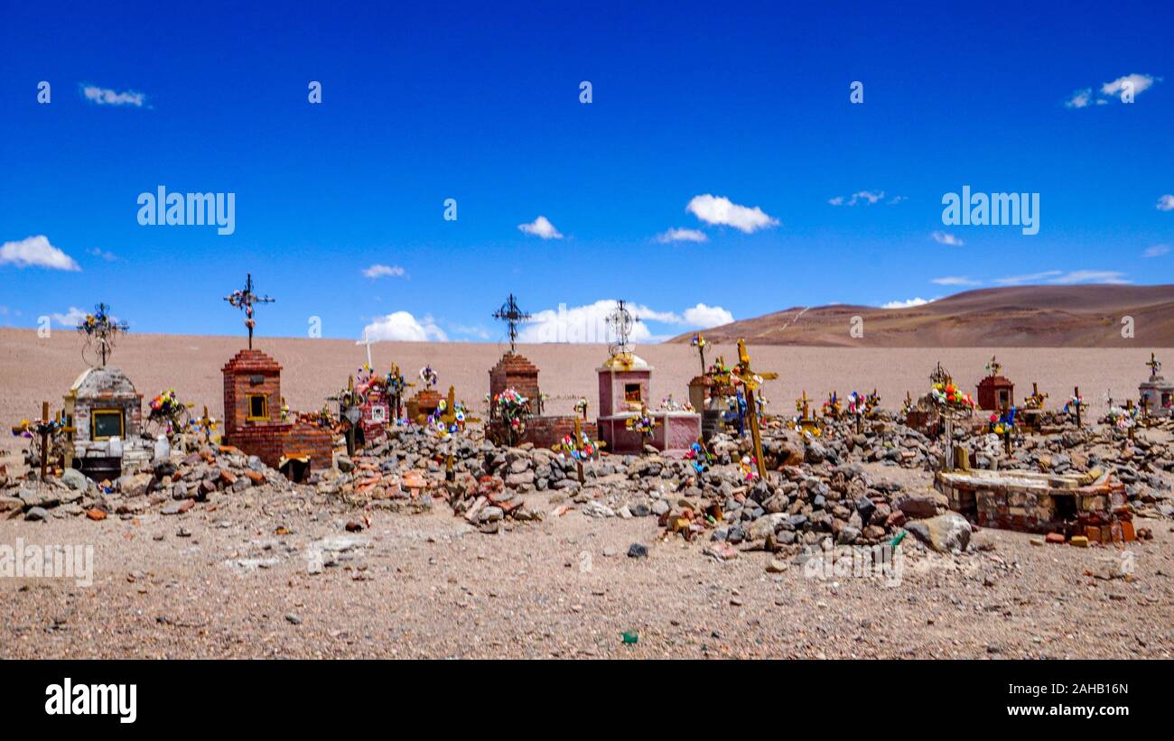 Gräber in der Wüste Friedhof außerhalb der Fernbedienung abgebrochen Bergbau Siedlung Ghost Town von Mina La Casualidad, in der Höhenlage puna Hochland Wüste der Provinz Salta im Norden Argentiniens Stockfoto