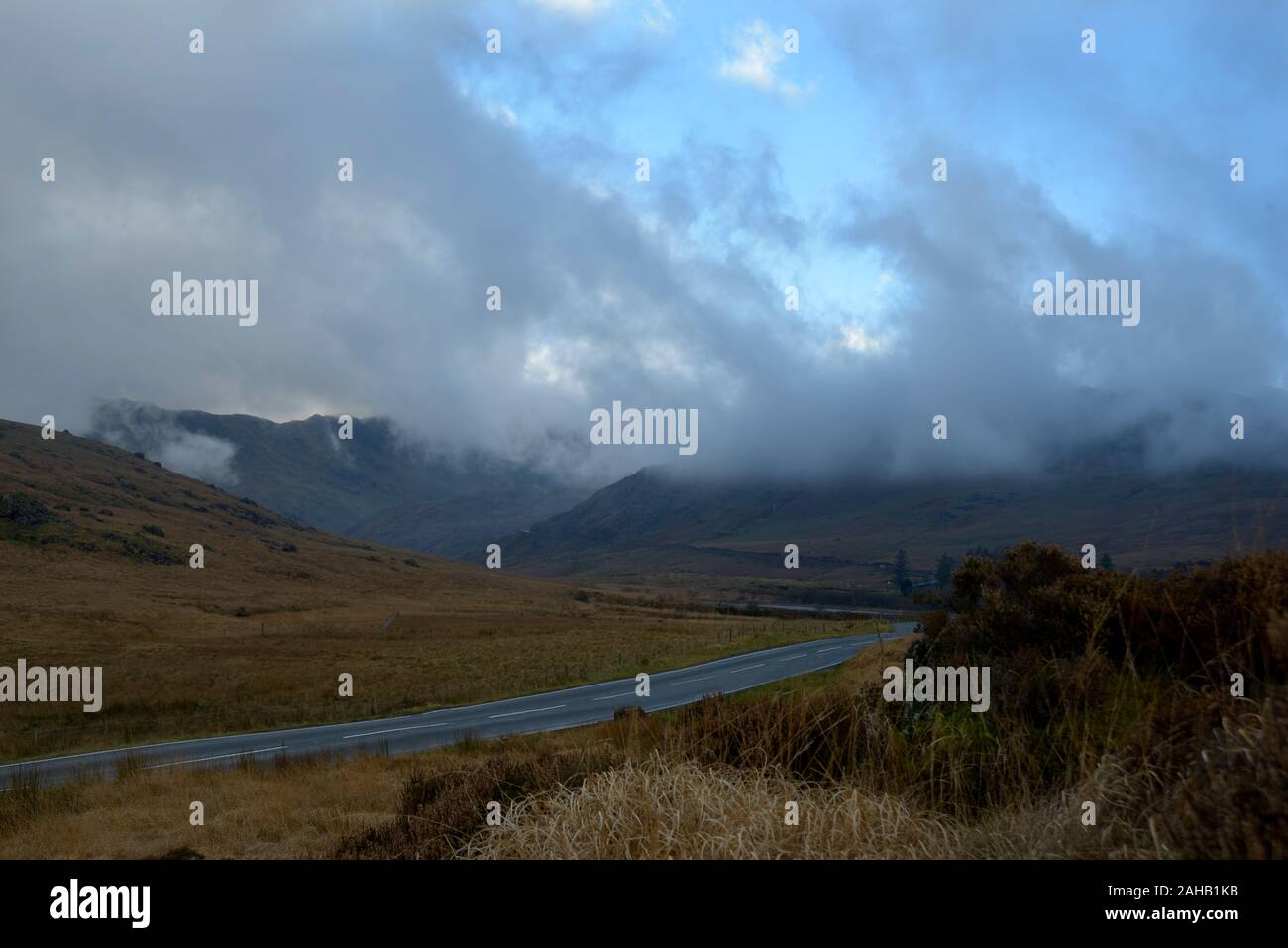Snowdon mit Wolken Suche entlang einer 4086 Stockfoto
