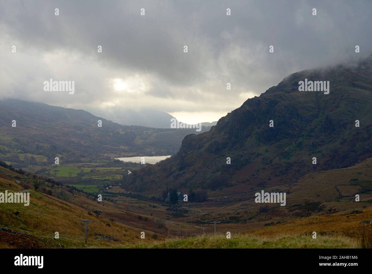 Pisten des Snowdon hinunter zum Llyn Gwynant, Snowdonia, Wales Stockfoto
