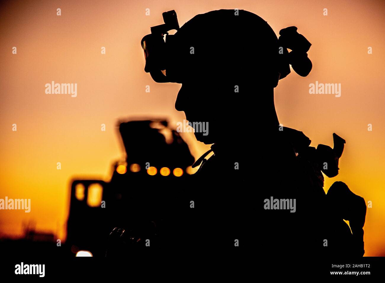 Ein US-Marine mit 2Nd Battalion, 7th Marines, ist gegen die aufgehende Sonne während einer taktischen Fahrzeug Kurs Dezember 21, 2019 in Kuwait. Stockfoto