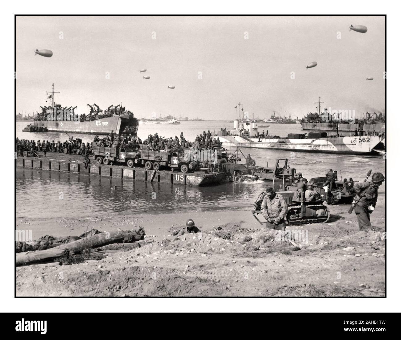 Der alliierten Invasion in der Normandie im Juni 1944 Kraft Verstärkungen Seabees der 111 Naval Bau Bataillon Entladen ein Rhino Fähre auf einem Strand der Normandie Nordfrankreich Stockfoto