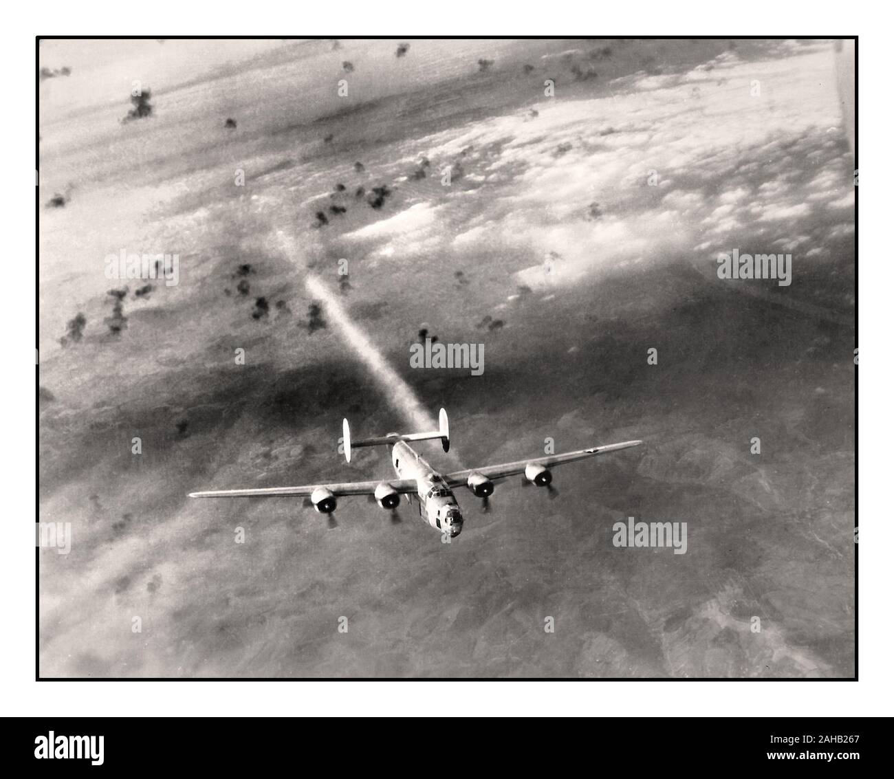 B-24H Bomberflugzeug Flak World war II Luftbild des amerikanischen Luftwaffenbombers, der durch eine Flakflut fliegt und aus Wien, Österreich, zurückkehrt, B-24H Liberator "Scrappy" mit der 725th Bomb Squadron zieht Rauch auf und verliert östlich der Zagreb 40er Jahre die Höhe Stockfoto