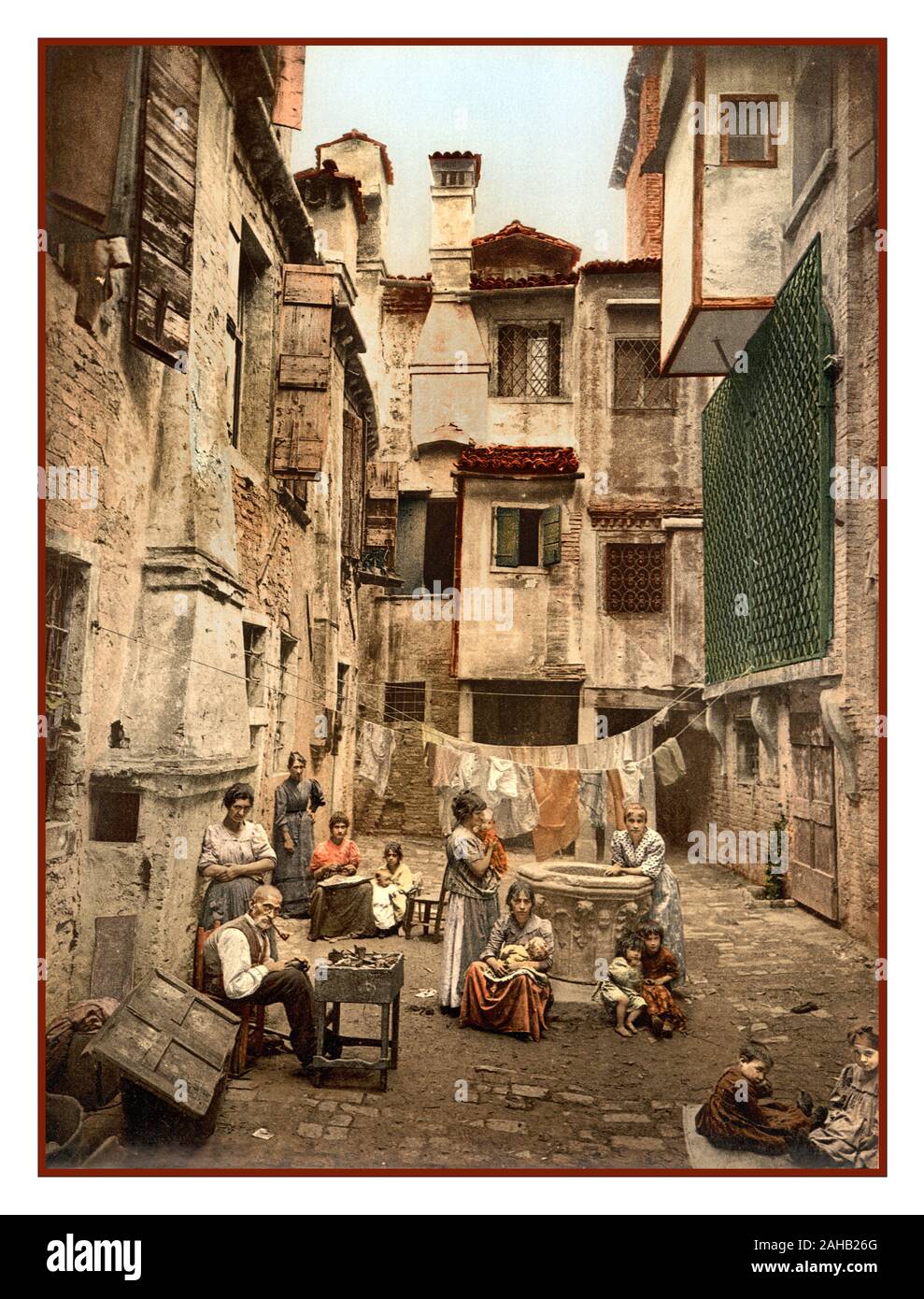 Jahrgang 1890 PHOTOCHROM von Venedig Venedig Backstreet und gewöhnlichen Venezianer im Freien im täglichen Leben gefangen. Venedig 1890 Photochrom Vecchio Cortile Venezziano Venedig Italien Stockfoto