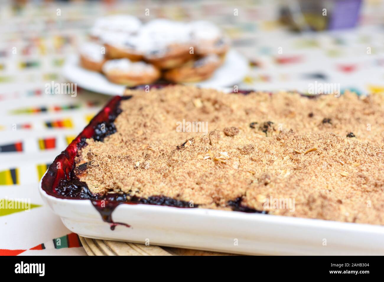 Frisch gebackene hausgemachte Frucht mit Zutaten frisch aus dem Ofen bröckeln Stockfoto