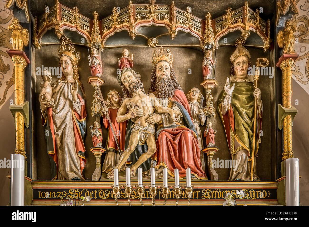 Vergoldete retabel von 1490 mit Skulpturen von Gott der Vater, Jesus und der Jungfrau Maria in Smidstrup Kirche, Dänemark, Mars 27, 2019 Stockfoto