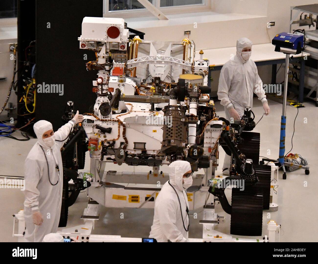 Pasadena, Kalifornien, USA. 27 Dez, 2019. JPL Techs showoff die Mars Rover 2020 während der Medien, die über Bereit zum KSC für den Juli/August Start zum Mars, Freitag Dez 27, 2019. Pasadena, CA/USA. Der Rover wird JPL im Januar 2020 und starten Mitte Jahr und hoffen auf dem Mars im Februar 2021 zu landen. Credit: Gene Blevins/ZUMA Draht/Alamy Live News Credit: ZUMA Press, Inc./Alamy leben Nachrichten Stockfoto