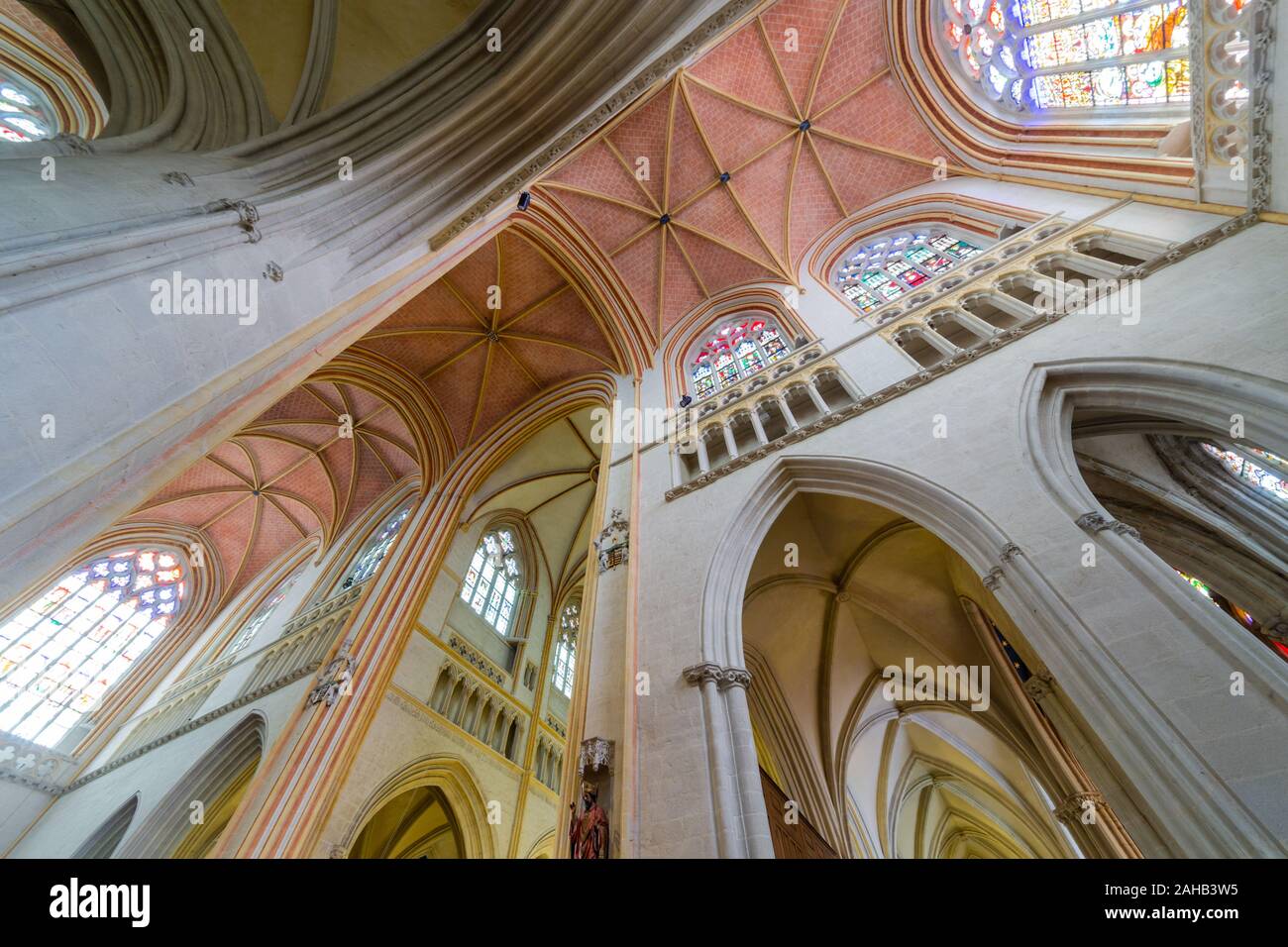 Quimper, Finistere/Frankreich - 11. August 2017: Innenansicht der Kathedrale Saint Corentin und seine Gewölbe in Quimper, Bretagne Stockfoto