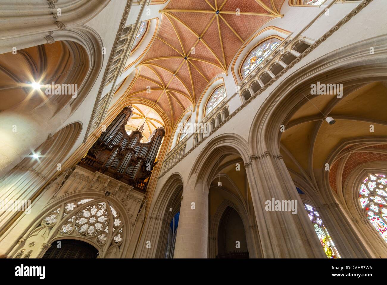 Quimper, Finistere/Frankreich - 11. August 2017: Innenansicht und die Orgel in der Kathedrale von St. Corentin in Quimper Stockfoto
