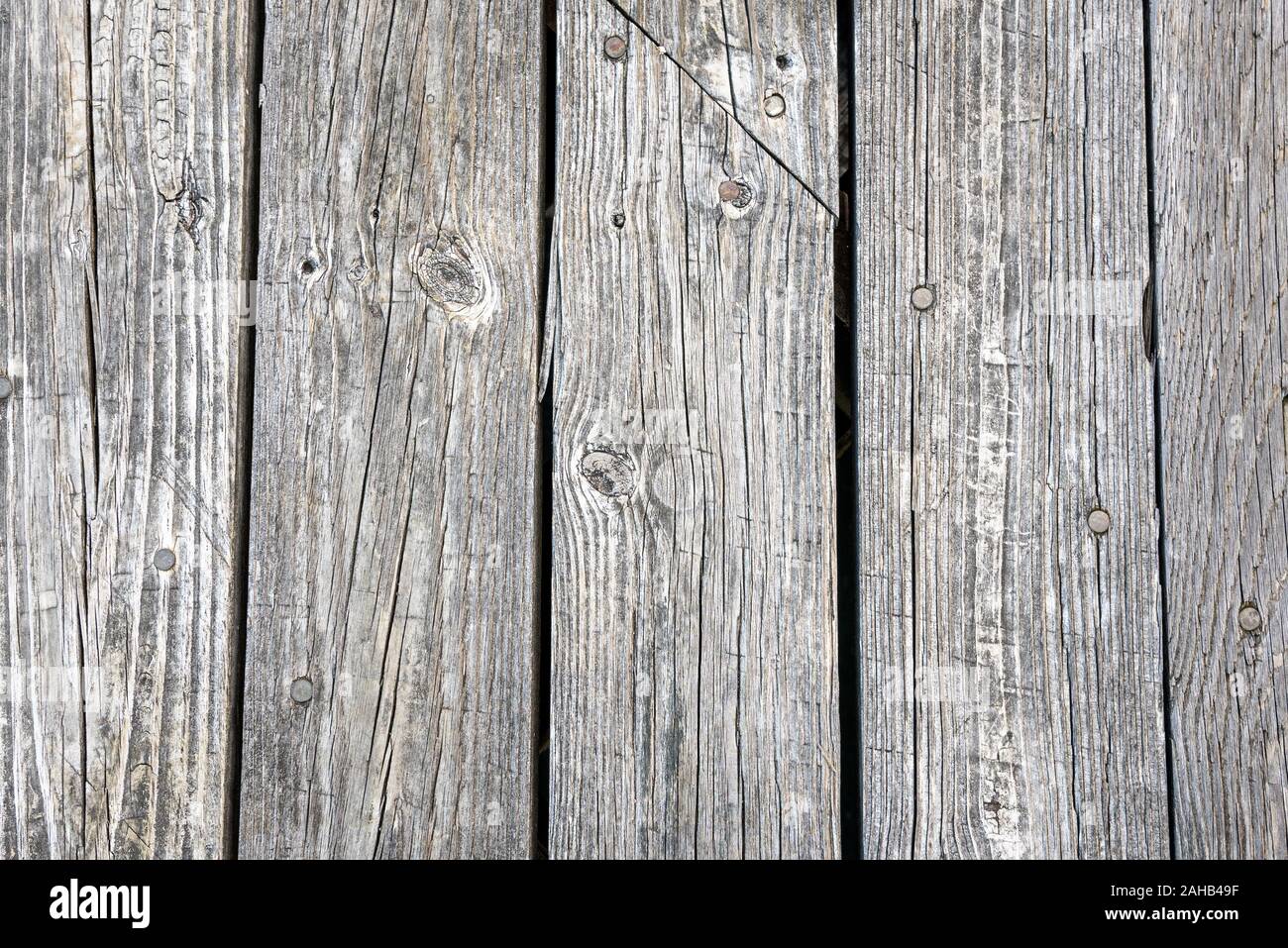 Nahaufnahme von schäbig verwitterten Bohlen. Holz- Hintergrund Stockfoto