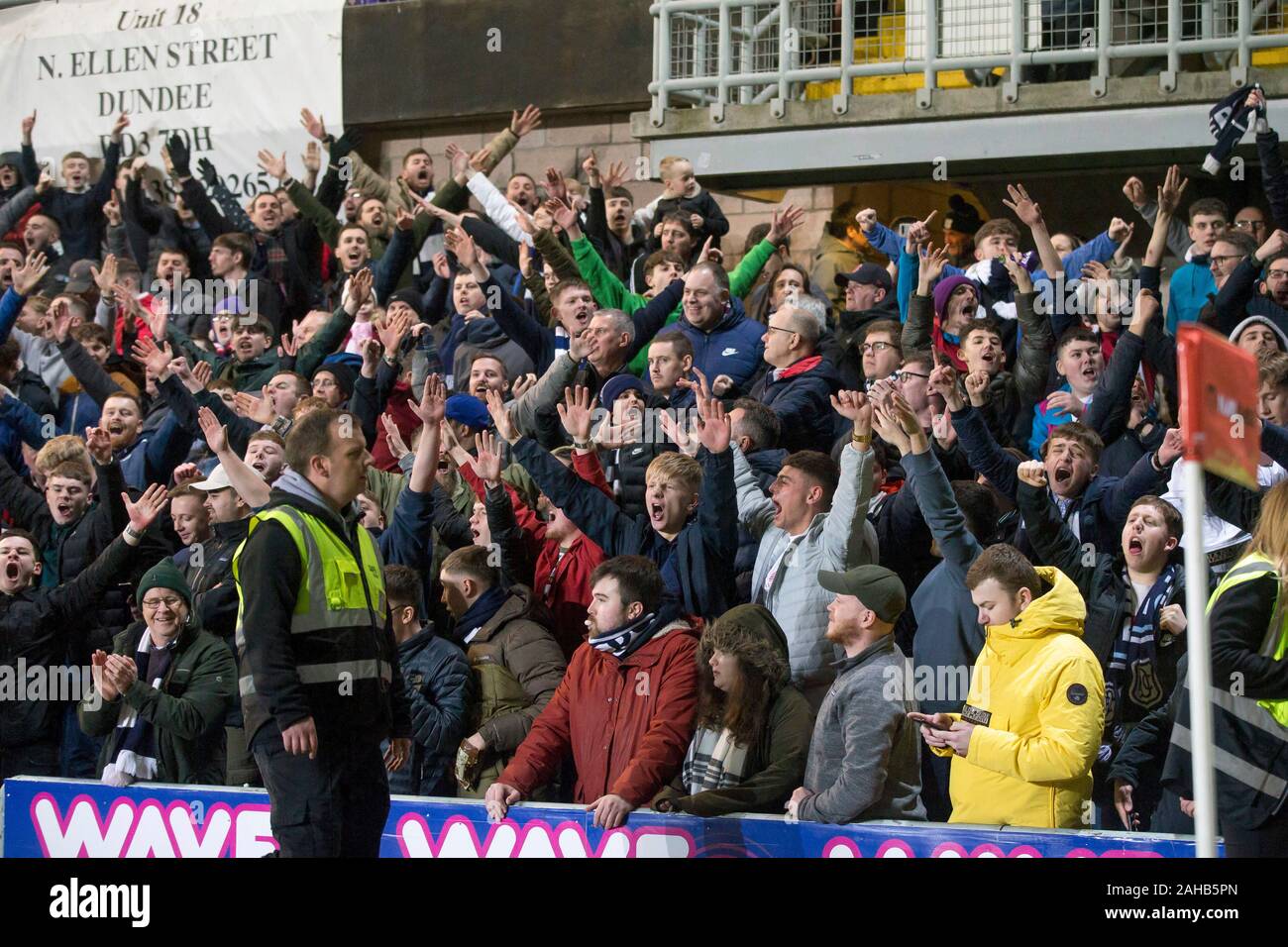 Dens Park, Dundee, Großbritannien. 27 Dez, 2019. Schottische Meisterschaft Fußball, Dundee Football Club gegen Dundee United; Dundee Fans - Redaktionelle Verwendung Credit: Aktion plus Sport/Alamy leben Nachrichten Stockfoto