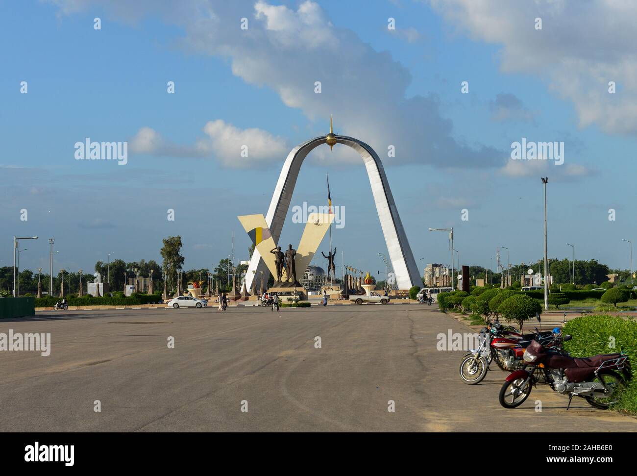 Tschad N'Djamena, Place de la Nation, Kreisverkehr mit Skulptur/TSCHAD, N'Djamena, Kreisverkehr mit Skulptur Stockfoto