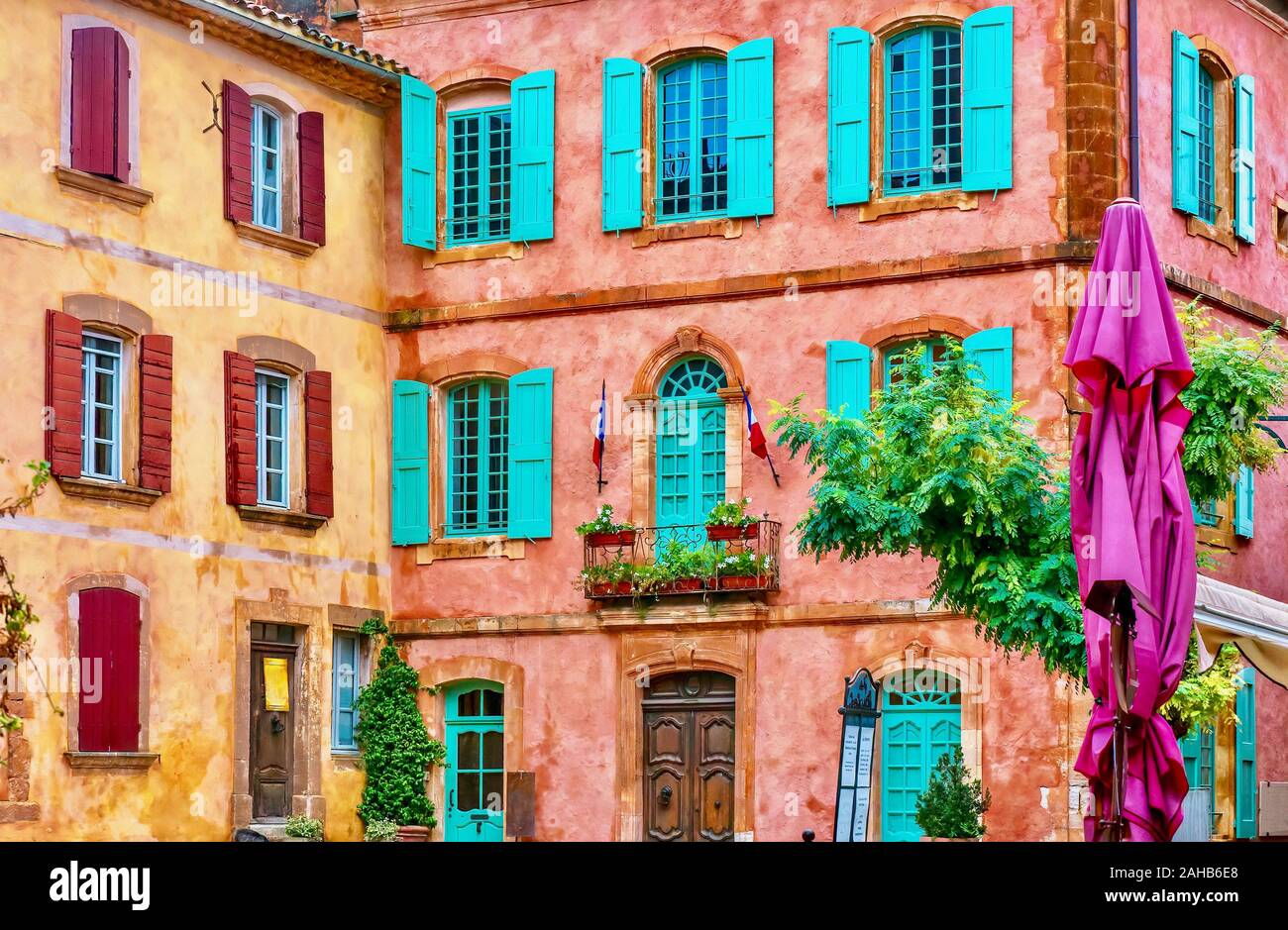 Schöne, bunte Fassaden aus lokal abgebaut Ocker, im malerischen französische Dorf Roussillon, Provence. Stockfoto